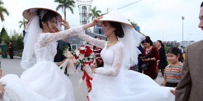 Các cô dâu đổi hoa cưới khi gặp nhau: Tục lệ đẹp cần gìn giữ