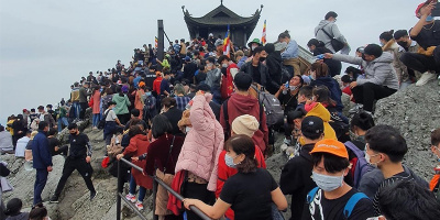 Mặc mưa rét, du khách tập trung đông nghẹt để cầu may dịp đầu năm