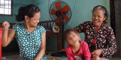 Mẹ cả đời nuôi 6 con riêng của chồng, chăm cả đứa cháu "đặc biệt"