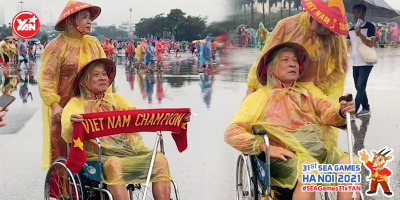Xúc động với hình ảnh CĐV ngồi xe lăn đến xem chung kết SEA Games