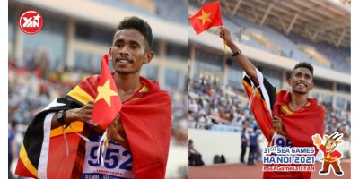 VĐV Timor Leste cầm cờ Việt Nam ăn mừng khi giành tấm HCB quý hơn vàng