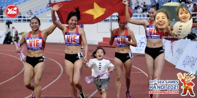 VĐV điền kinh Nguyễn Thị Huyền vừa nhận huy chương vàng vừa dỗ con