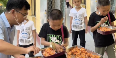 Cảm động hình ảnh cậu bé tỉ mỉ bóc vỏ tôm cho anh trai khiếm khuyết