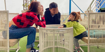 Phản ứng đáng yêu của con gái Trường Giang khi chơi với ba mẹ