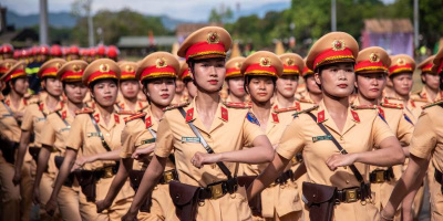 Mãn nhãn màn diễu binh của lực lượng CAND trên đường phố Huế