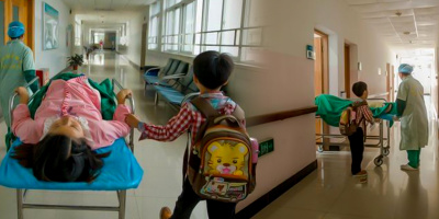 Cậu bé 7 tuổi thay người cha quá cố đưa mẹ vào viện sinh em bé