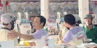 Ba mếu máo, nhẹ nhàng ôm con trai du học bí mật về thăm nhà