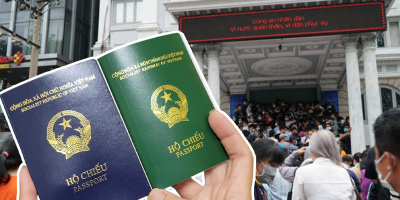 Việt Nam đổi màu hộ chiếu, người dân TP.HCM xếp hàng dài chờ đợi