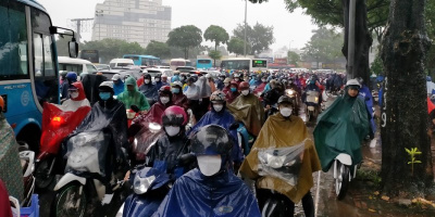 Hà Nội mưa lớn, nhiều đường tê liệt: Người dân "chôn chân" hàng tiếng