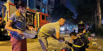 Tình quân dân trong sự cố tại Hà Nội: Bà con đem đồ ăn, nước tiếp sức