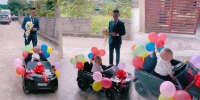 Bé trai lái ô tô đồ chơi hộ tống bố đi rước dâu "đón mẹ về dinh"
