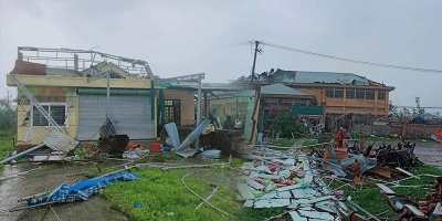 Bão Noru ảnh hưởng trực tiếp đất liền: Loạt nhà bị sập tốc mái