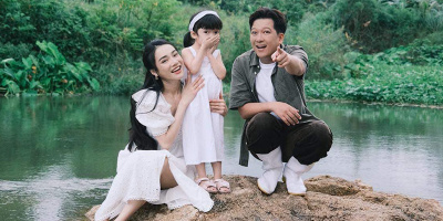Con gái Trường Giang tạo dáng điệu đà khi chụp ảnh cùng ba mẹ