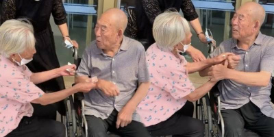 Chị gái 102 tuổi thăm em trai 86 tuổi, liên tục dúi cho tiền tiêu vặt
