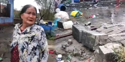 Người phụ nữ khóc nghẹn khi nhà bay sạch sau khi bão Noru quét qua