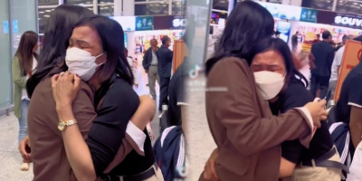 Đã hứa không khóc, mẹ vẫn nấc nghẹn ngày tiễn con đi nước ngoài