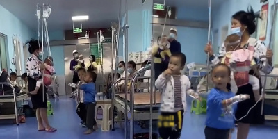 Mẹ 1 mình chăm 3 con ốm trong viện: Không ngơi tay giây nào