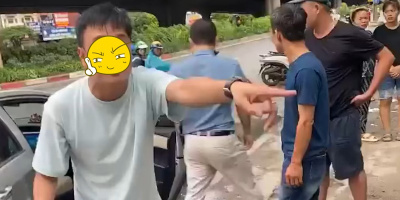 Giúp người lạ, bác tài quay clip xác nhận không gây sự cố