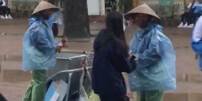 Clip: Xúc động khoảnh khắc nữ sinh đội mưa tặng hoa cho cô lao công