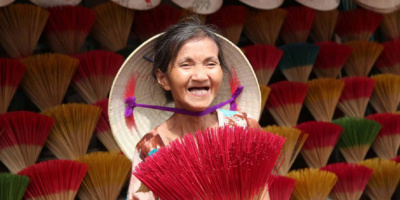 Hình ảnh người phụ nữ nhỏ nhắn bán hương giúp đỡ bệnh nhi