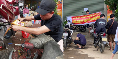 Nhóm người vượt đường xa, tình nguyện giúp bà con vùng lụt chữa xe