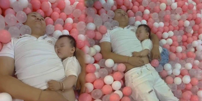 Đưa con gái đi khu vui chơi, bố con ôm nhau ngủ luôn trong nhà bóng