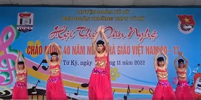 Nhóm nam sinh thể hiện bài múa Ấn Độ để tri ân thầy cô nhân ngày 20/11