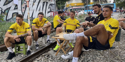 Quán cà phê để dàn cầu thủ Dortmund ngồi trên đường tàu bị rào lại