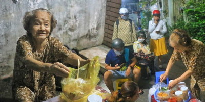 Lần đầu ăn thử bánh tráng trộn thấy không ngon, cụ bà tự mở quán riêng