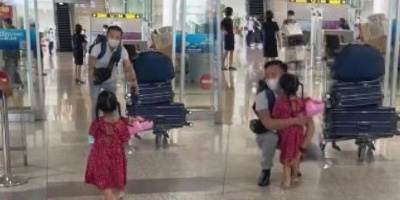 Ông bố hạnh phúc ôm chặt con gái nhỏ vào lòng sau 3 năm đi Nhật