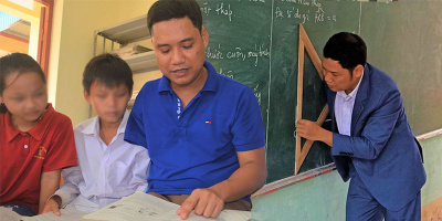 Cơ thể khiếm khuyết, thầy giáo tạo nên điều phi thường khi dạy học