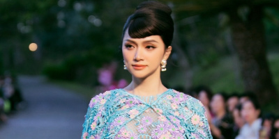 Hương Giang khoe trình catwalk đỉnh trên sàn runway lát đá