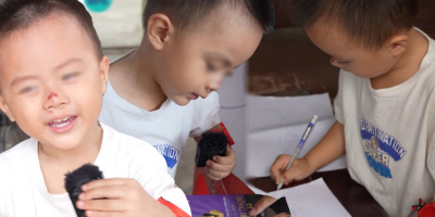 Cậu bé 3 tuổi biết ngoại ngữ, đọc cả sách dạy làm giàu