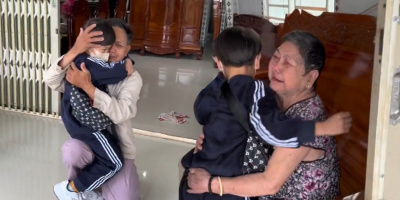 6 năm xa quê, cô gái về nhà cùng con trai làm ông bà bật khóc