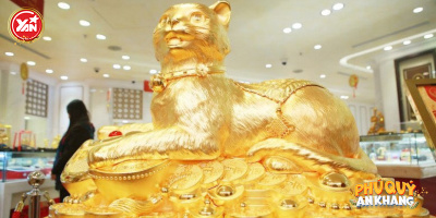 Trầm trồ với chú mèo khổng lồ bằng vàng nguyên chất, nặng 48kg