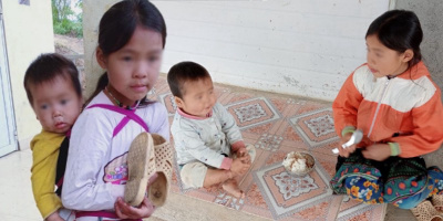 Xót xa hình ảnh em bé 2 tuổi theo chị đi học để được ăn cơm có thịt