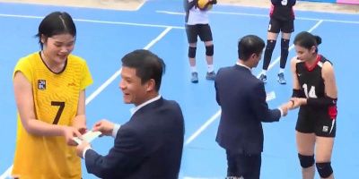 Khán giả Bắc Ninh cầm xấp tiền "thưởng nóng" cho VĐV mỗi khi ghi điểm