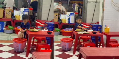 Hình ảnh bé trai thoăn thoắt giúp bố mẹ dọn quán "gây bão" MXH