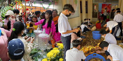 Chợ độc lạ ở Tây Ninh chỉ dùng lá mua hàng
