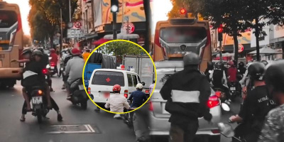 2 nam thanh niên "hối hả" mở đường cho xe cứu thương giữa giờ cao điểm