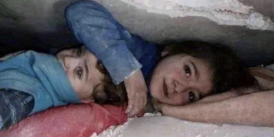 Bé gái Syria dùng tay bảo vệ em suốt 17 tiếng kẹt trong đống đổ nát