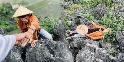 Hí hửng leo Hang Múa sống ảo: Vượt 500 bậc, thanh niên từ bỏ đam mê
