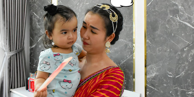 Võ Hạ Trâm ở nhà chăm con vẫn diện trang phục truyền thống Ấn Độ