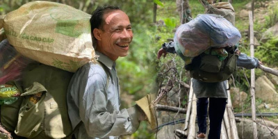 Người đàn ông cõng gần 50kg vật liệu xây trường học cho các em mầm non