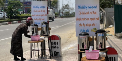 Chủ quán cà phê tạo bình nước miễn phí cho bà con giải nhiệt hè