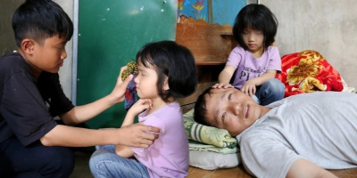 Xót xa 2 đứa trẻ thay mẹ chăm ba bệnh nặng, không còn sức lao động