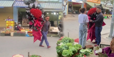 Đang bán rau cho khách thì bất ngờ được bạn trai tặng hoa 8/3