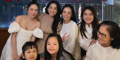 Minh Hằng "bế bầu" hội ngộ chị em, diện váy khoe vai trần