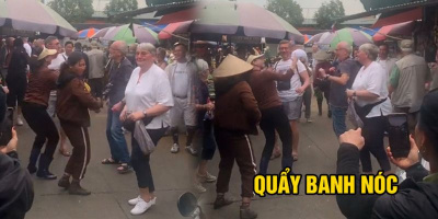 Thấy mọi người ở chợ nhảy vui quá, đoàn khách Tây liền tới "quẩy" cùng