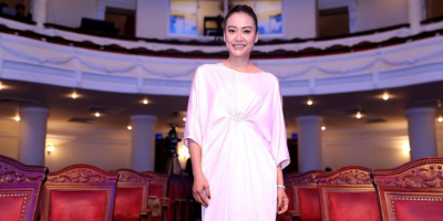 Hồng Ánh mặc kín đáo đi sự kiện vẫn chiếm spotlight, U50 nhuận sắc